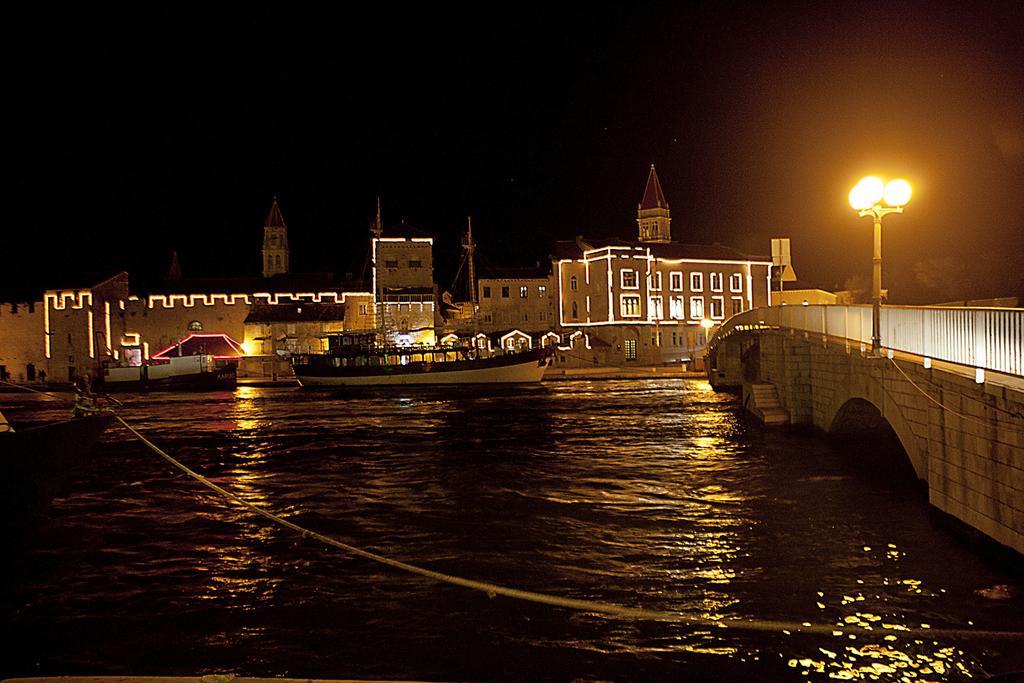 Rooms Livia Trogir Exterior foto